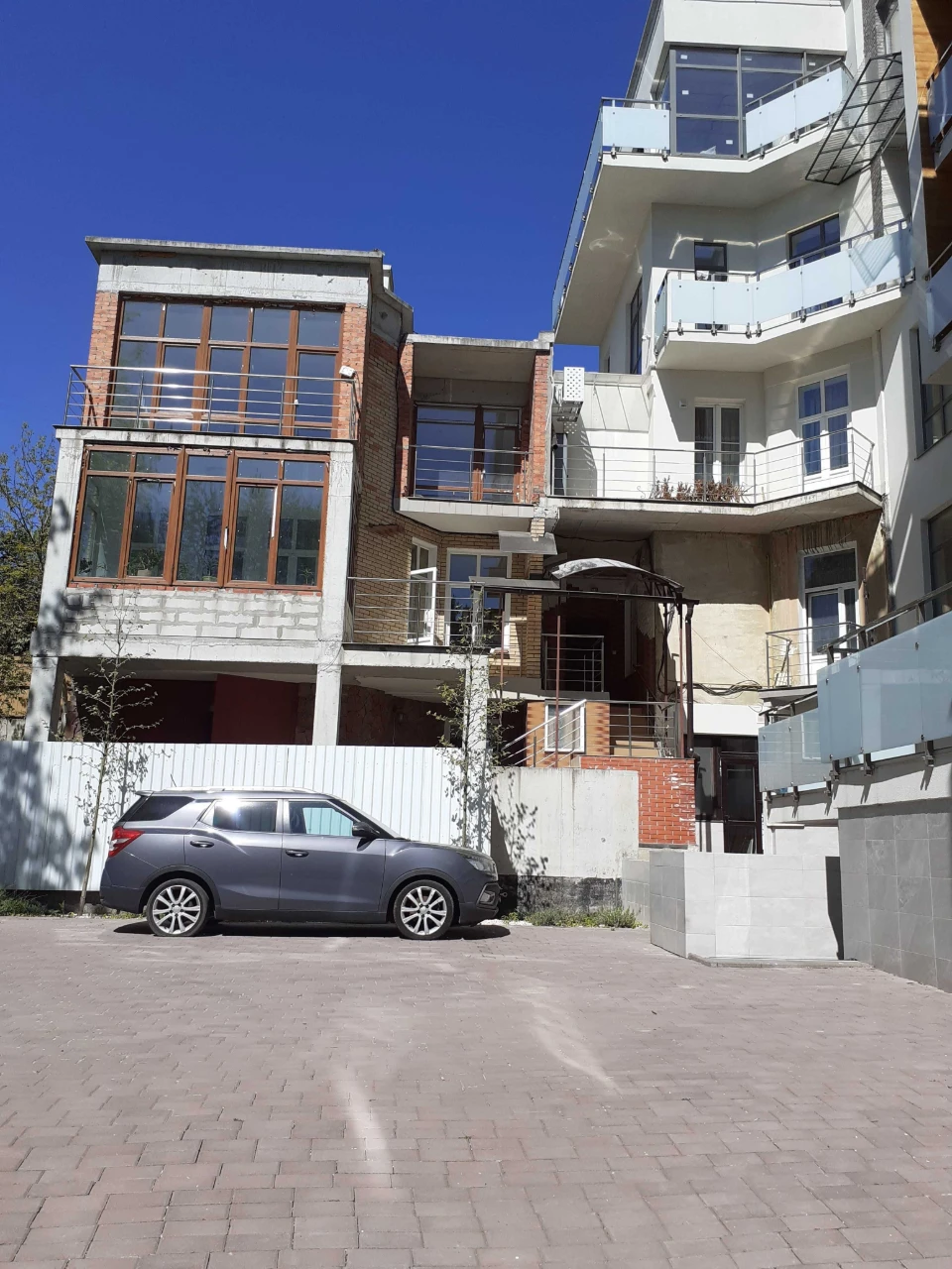 Sale of multi-level apartment on Karmanskogo bud 6. Apt. 3.