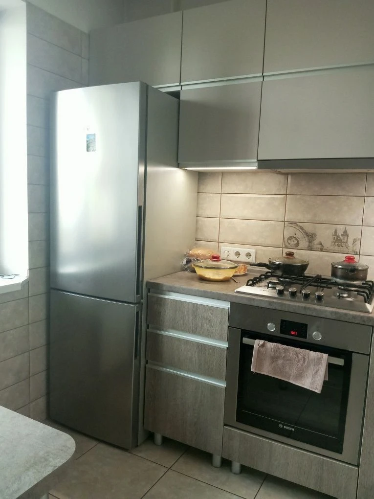 Sale of a modern 1-bedroom apartment with furniture and appliances.