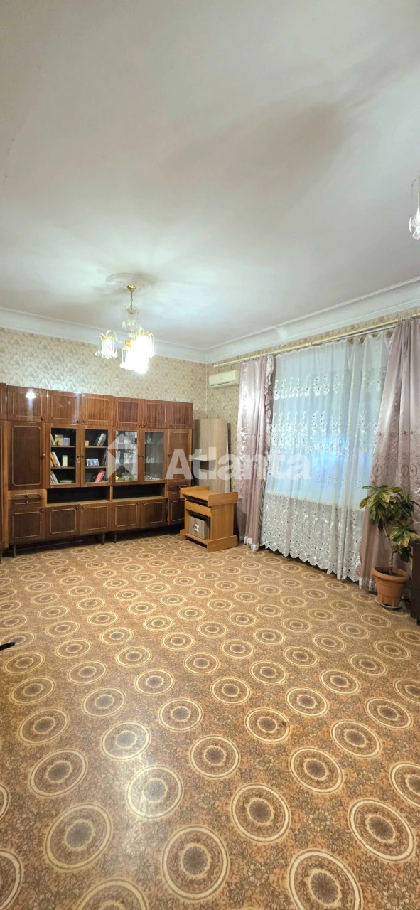 Продається трикімнатна квартира неподалік від театру Музкомедії