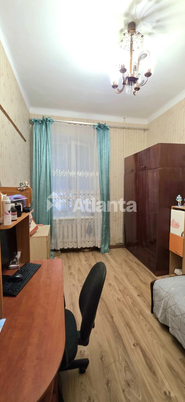 Продається трикімнатна квартира неподалік від театру Музкомедії