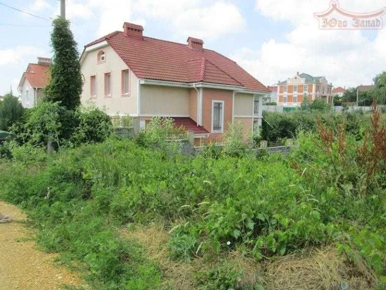 Продається ділянка в Червоному Хуторі.