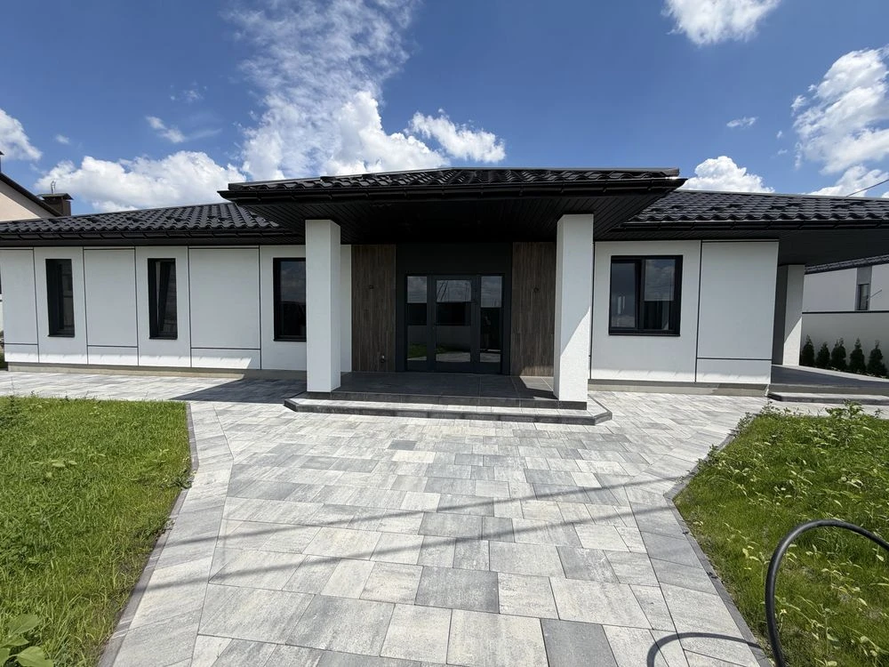 Sale of a modern one-story house with a pool and landscape