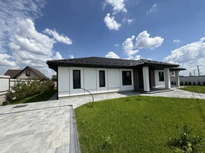 Sale of a modern one-story house with a pool and landscape