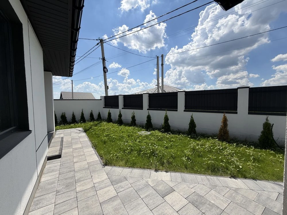 Sale of a modern one-story house with a pool and landscape