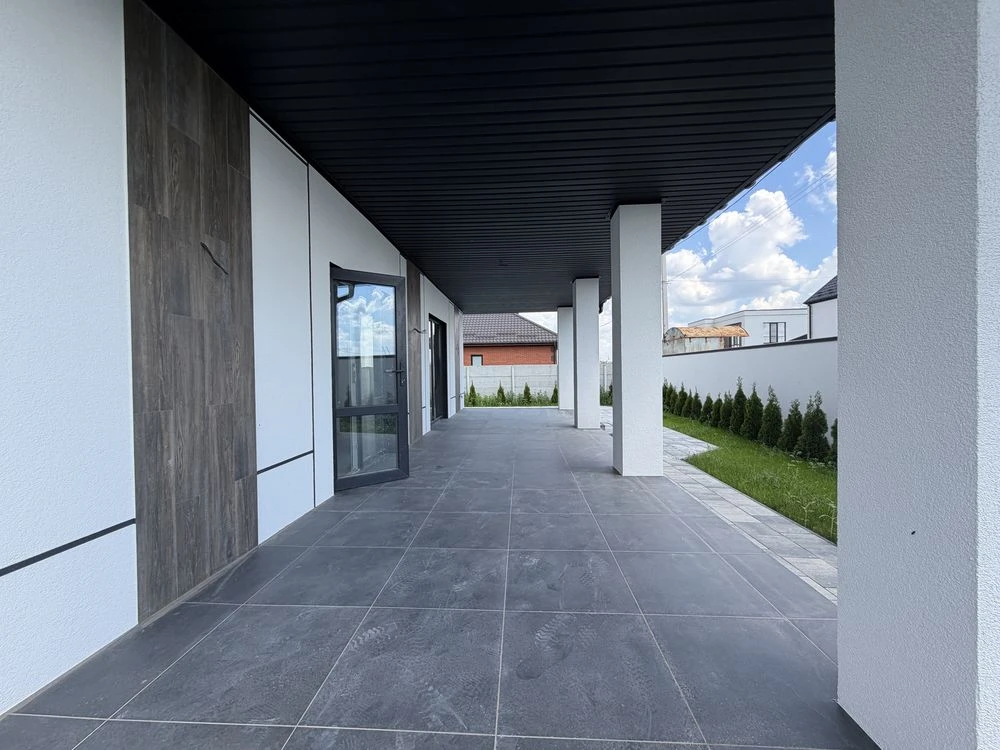 Sale of a modern one-story house with a pool and landscape