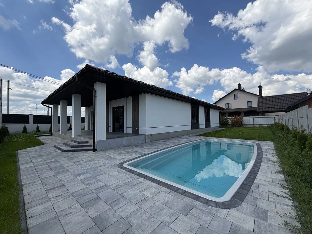 Sale of a modern one-story house with a pool and landscape