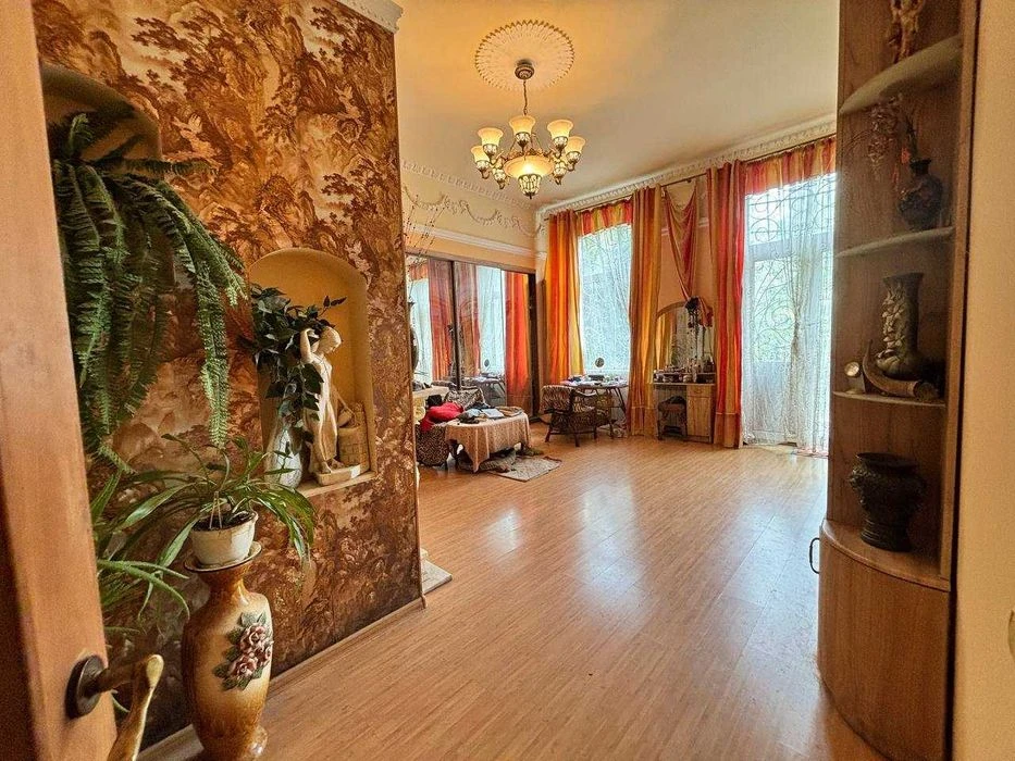 For sale, near the center of Lviv: unique apartment 154 sq.m. with