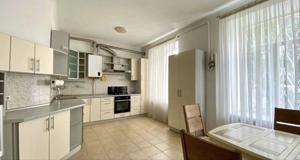 Apartment for Sale 4K, corner of Taras Shevchenko Street 13/21, near Maidan Nezalezhnosti metro station