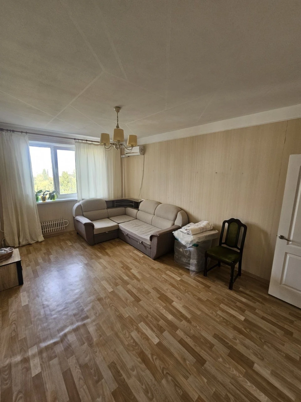 Nice 3-bedroom apartment
3 minutes walk to Metro Oleksiyivska