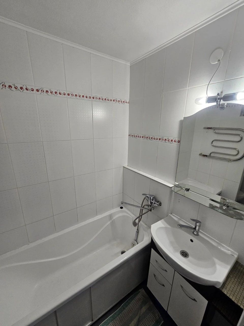 Nice 3-bedroom apartment
3 minutes walk to Metro Oleksiyivska