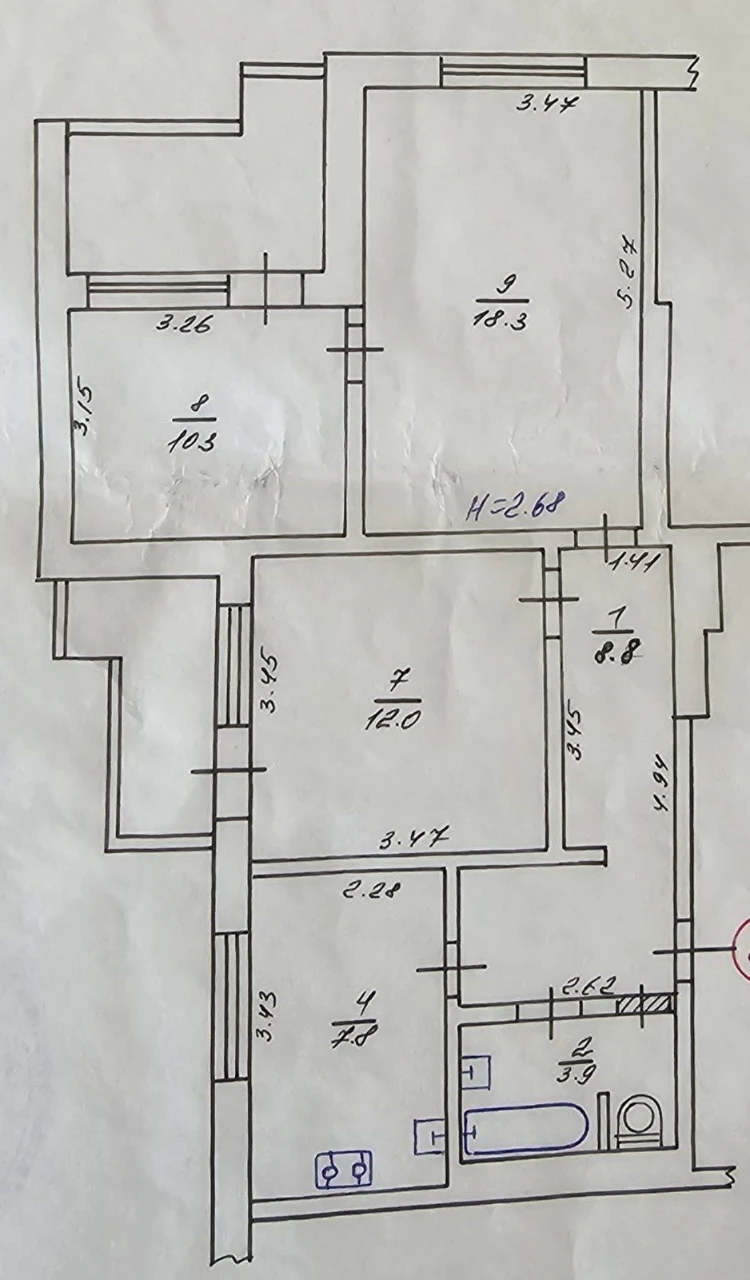 Nice 3-bedroom apartment
3 minutes walk to Metro Oleksiyivska