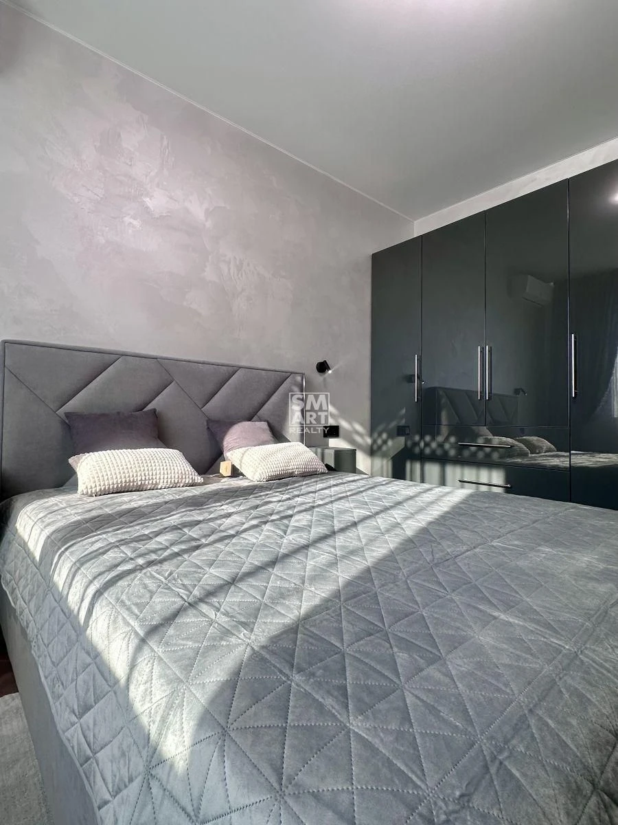 No Commission 1-Bedroom Apartment in "Parkovy Ozero 2" Complex - Renovated, Certificate