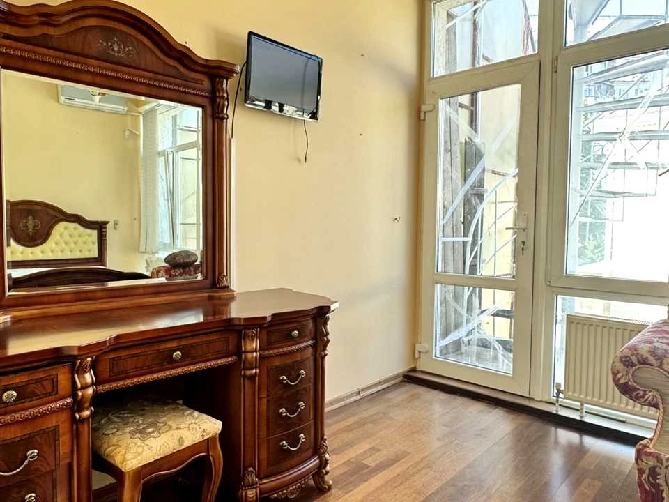 House. Odessa, Urozhayna