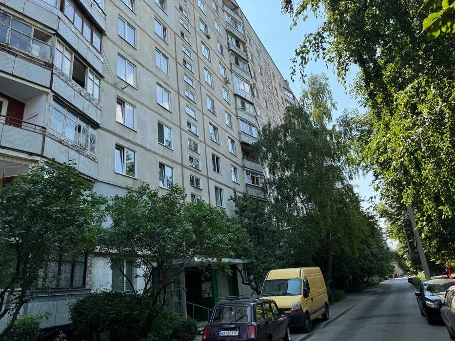 For sale 2-room apartment on Zhukovsky Ave., 3
