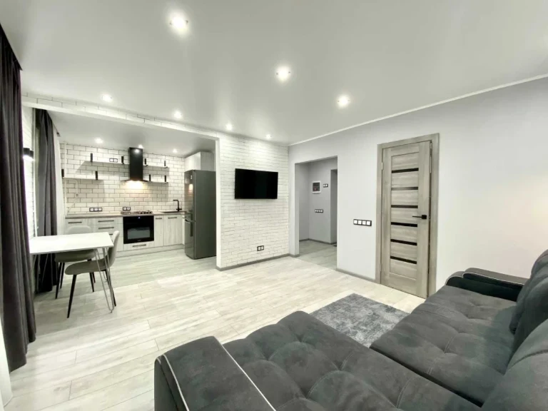 Selling 1-bedroom apartment with modern renovation in the city center. c1
