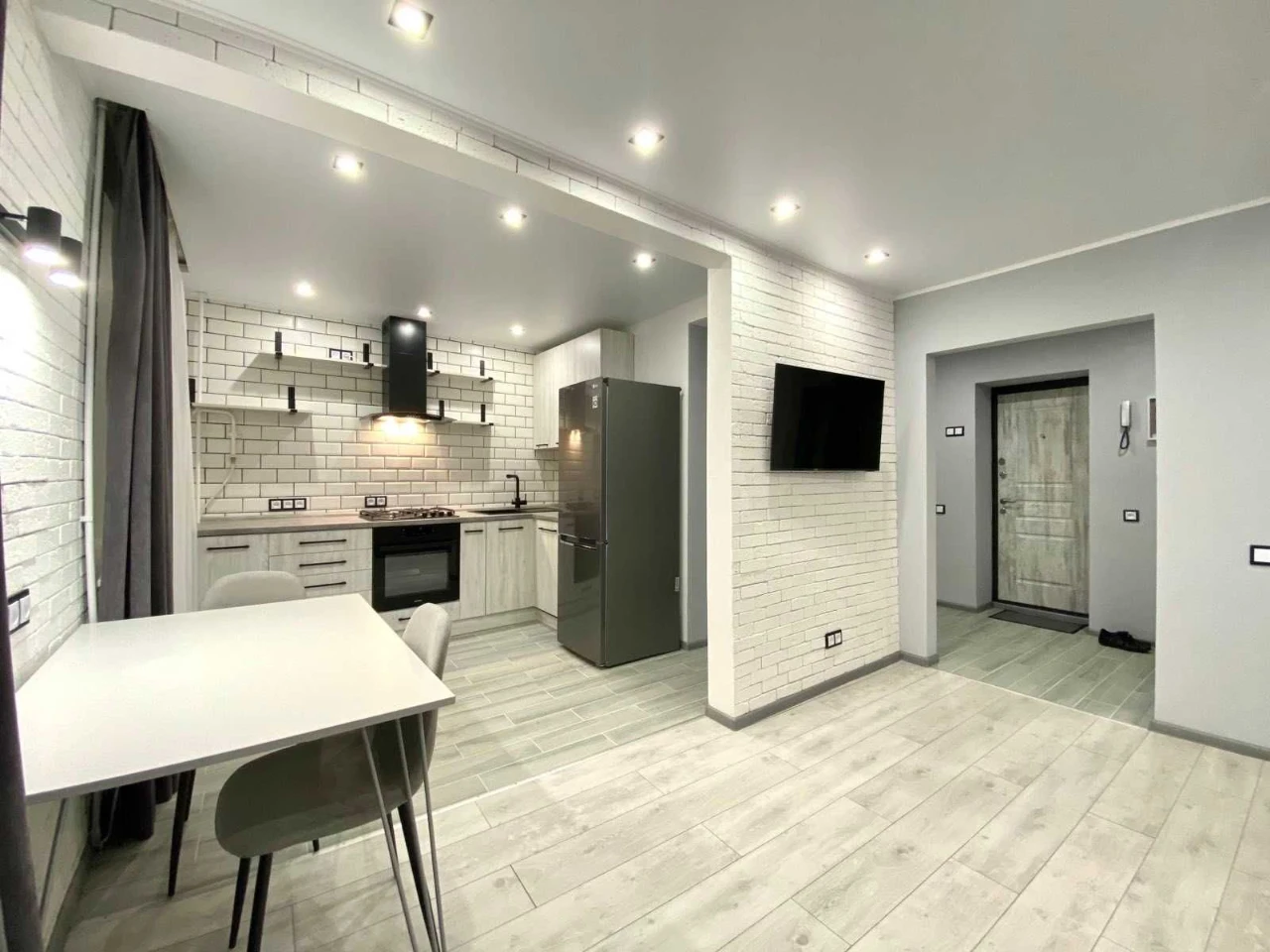 Selling 1-bedroom apartment with modern renovation in the city center. c1