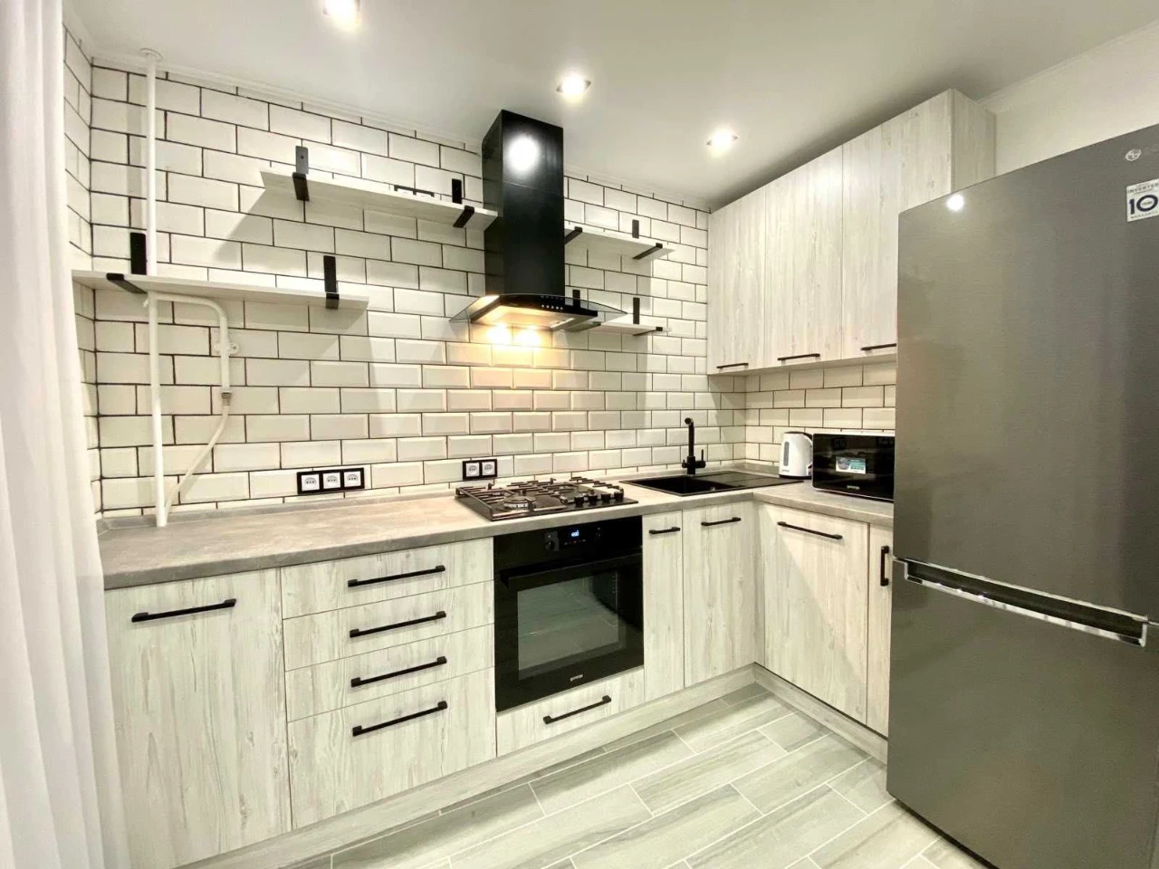 Selling 1-bedroom apartment with modern renovation in the city center. c1