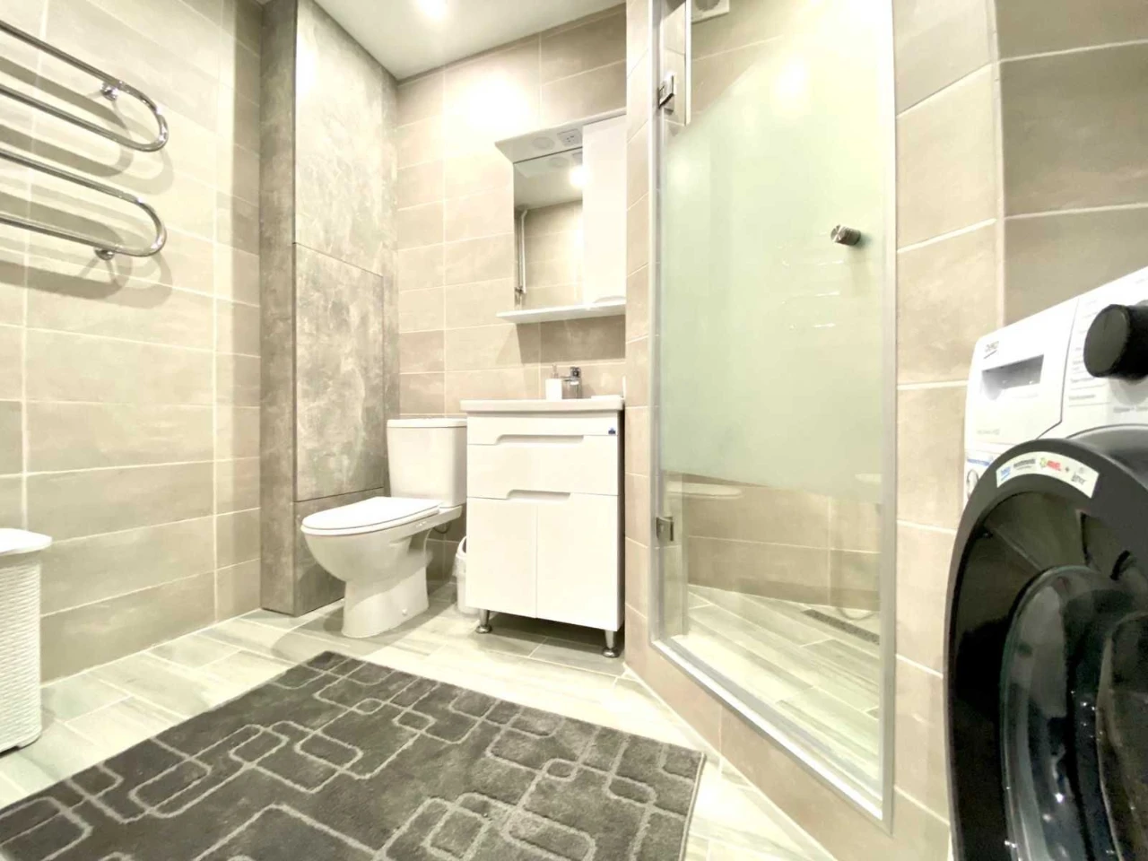 Selling 1-bedroom apartment with modern renovation in the city center. c1