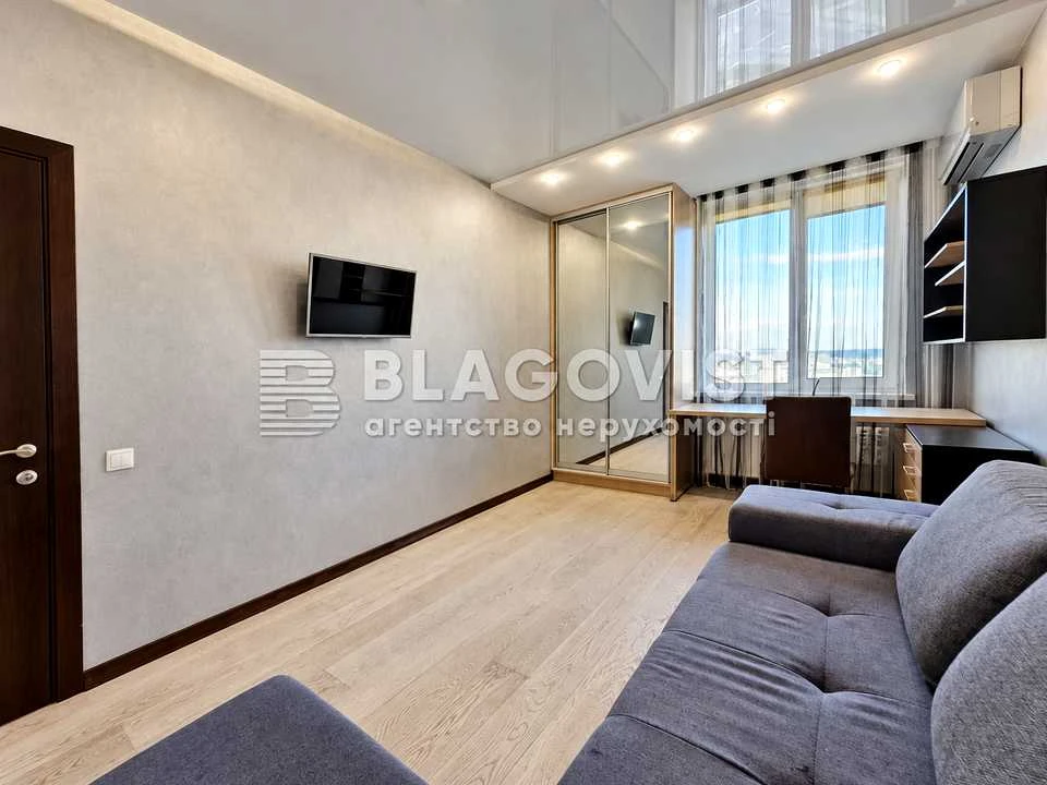 Apartment. Dragomannova st., Kyiv