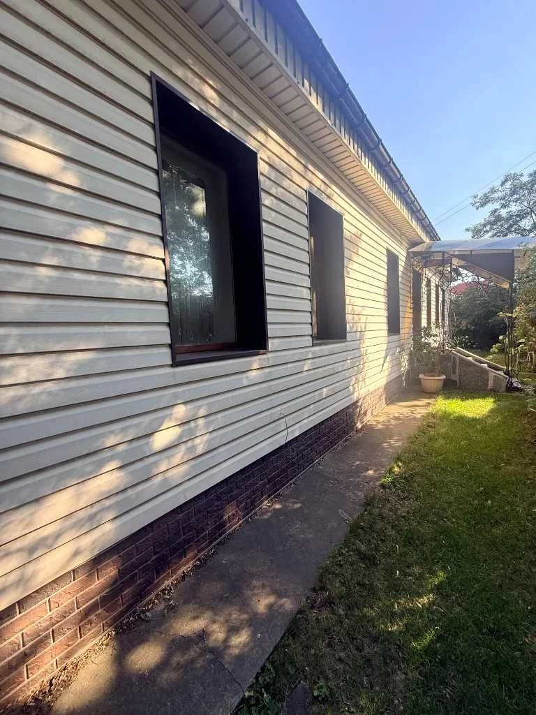 For Sale: 5-room house in the center, M. Hrushevsky area, 5 acres
