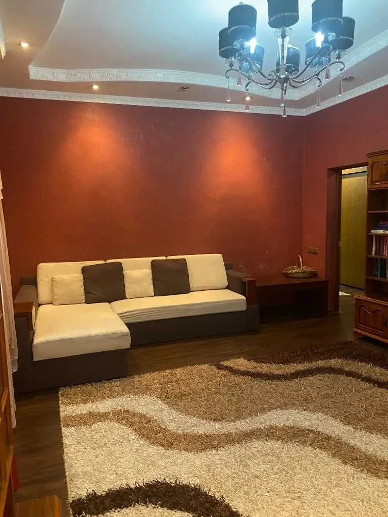 For Sale: 5-room house in the center, M. Hrushevsky area, 5 acres