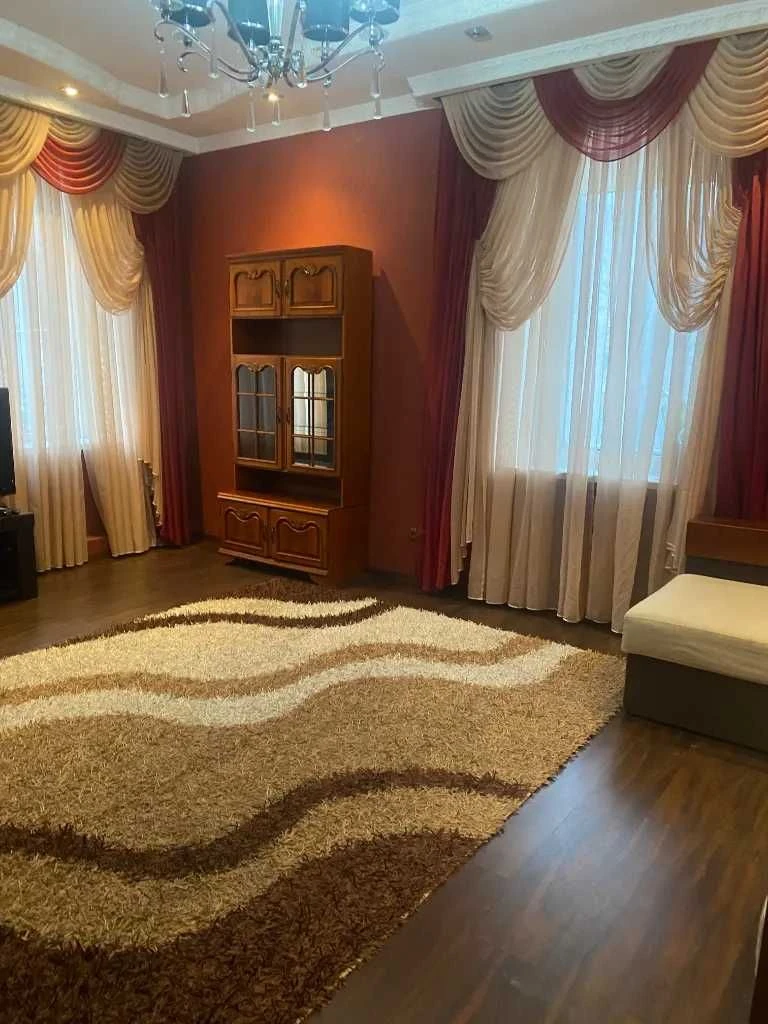 For Sale: 5-room house in the center, M. Hrushevsky area, 5 acres