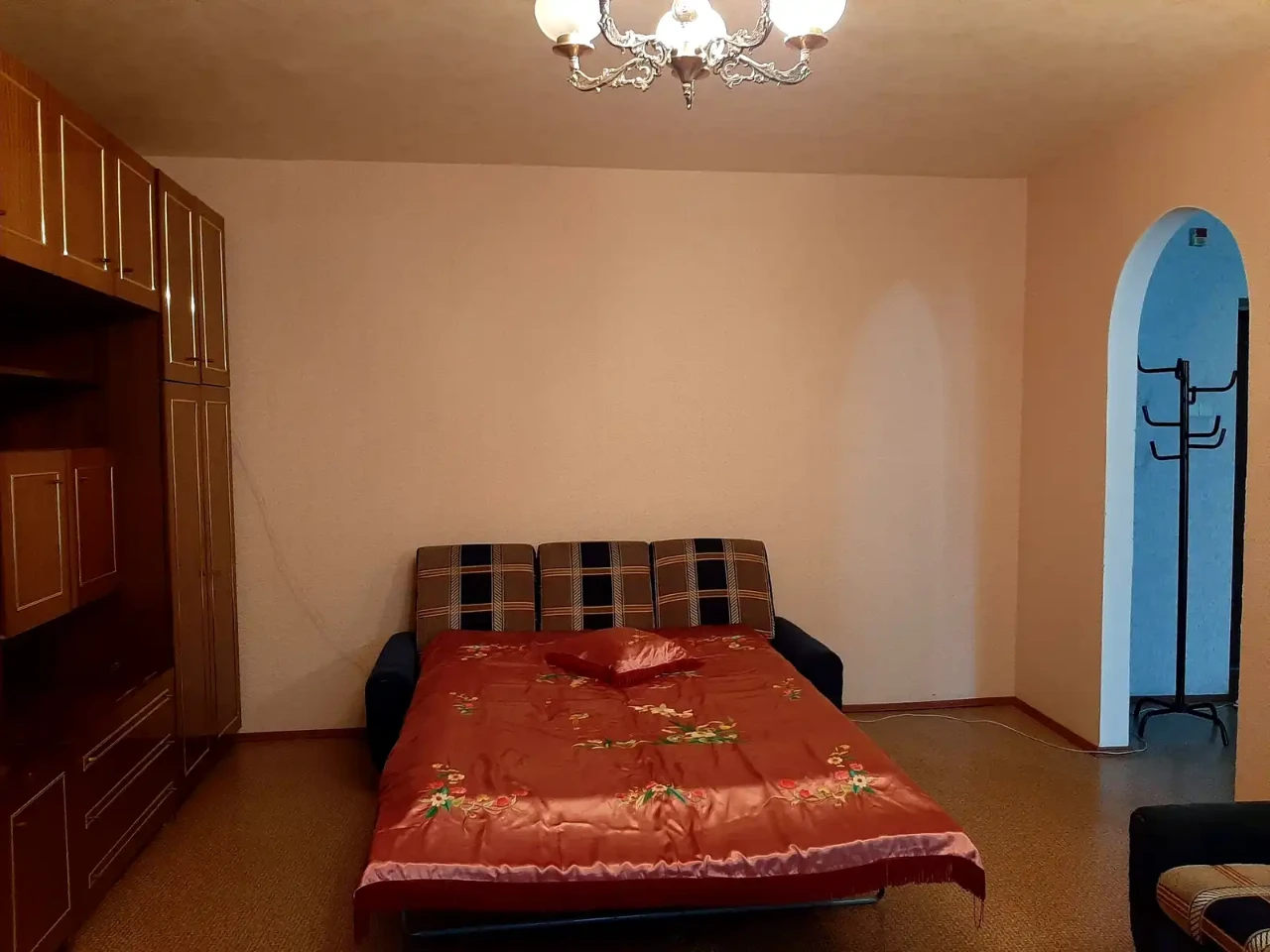 Rent 1-bedroom apartment 50 sq m on the 5th floor of a 12-story building.