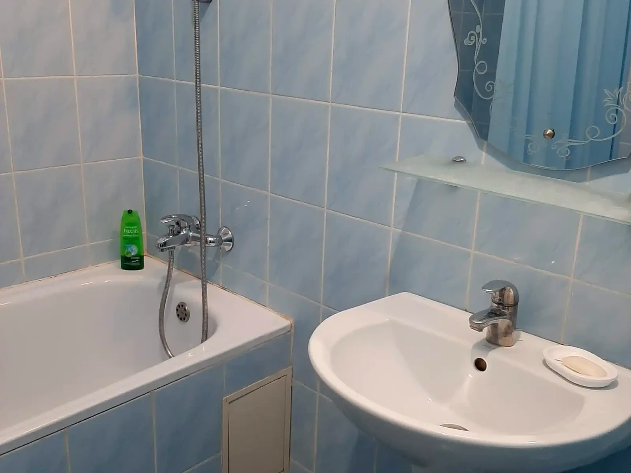 Rent 1-bedroom apartment 50 sq m on the 5th floor of a 12-story building.