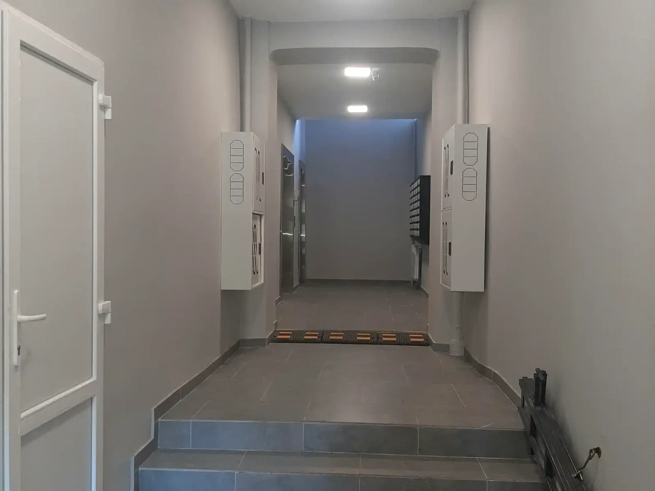 Rent 1-bedroom apartment 50 sq m on the 5th floor of a 12-story building.