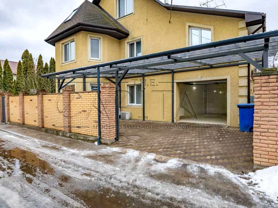 House. Address: Sadova str., Kyiv