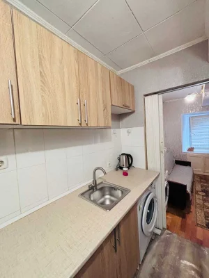 For Sale 1 Room Apartment on Nyzhynska Soborna Square Street