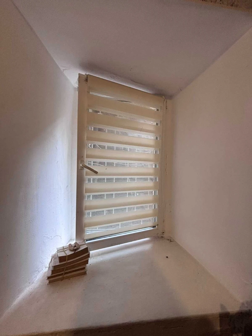 For Sale 1 Room Apartment on Nyzhynska Soborna Square Street