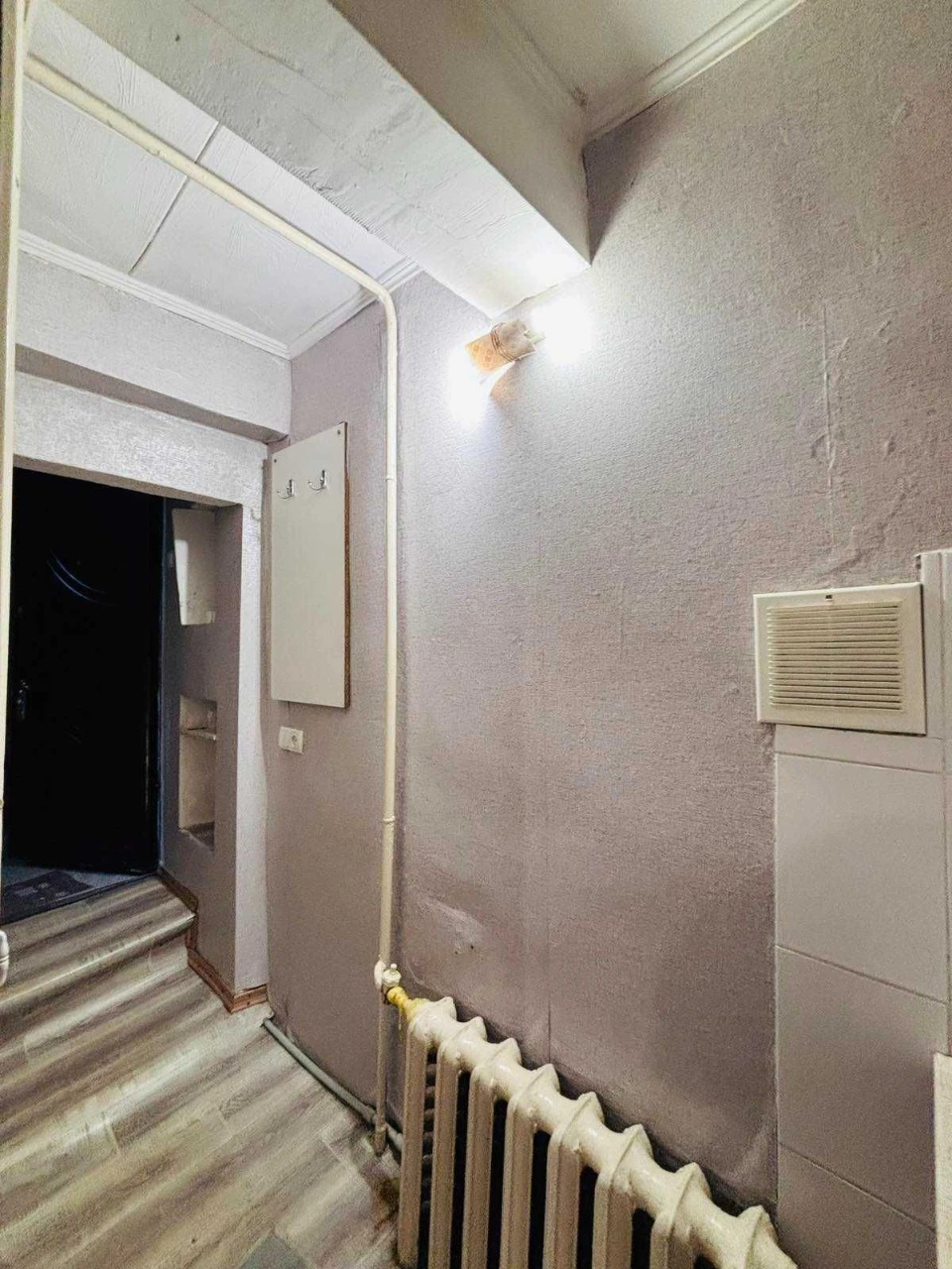 For Sale 1 Room Apartment on Nyzhynska Soborna Square Street