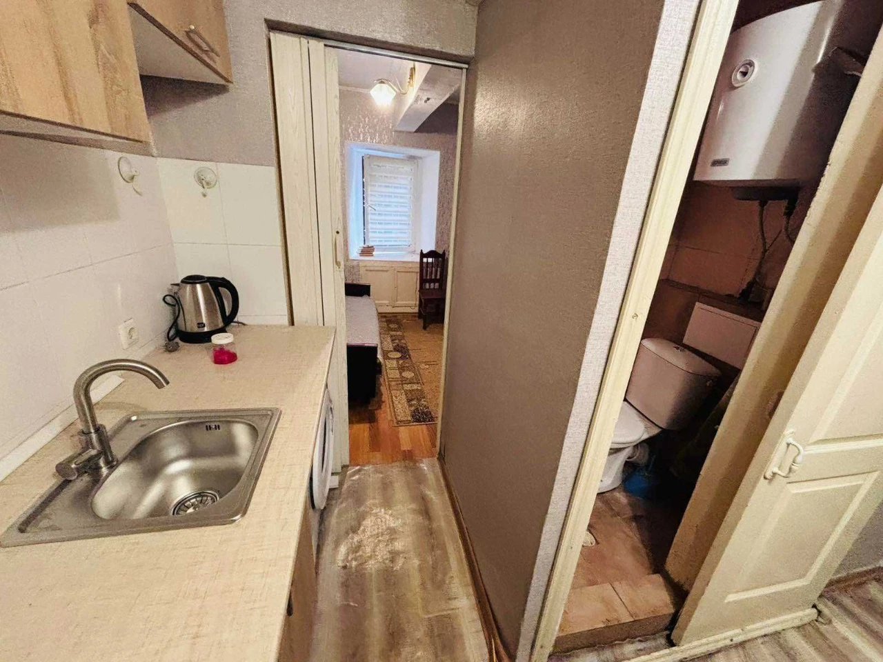 For Sale 1 Room Apartment on Nyzhynska Soborna Square Street
