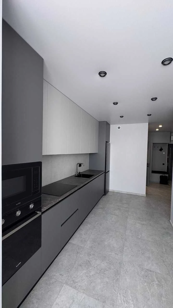 Sale of a one-bedroom apartment with a studio kitchen on вул. Роксо