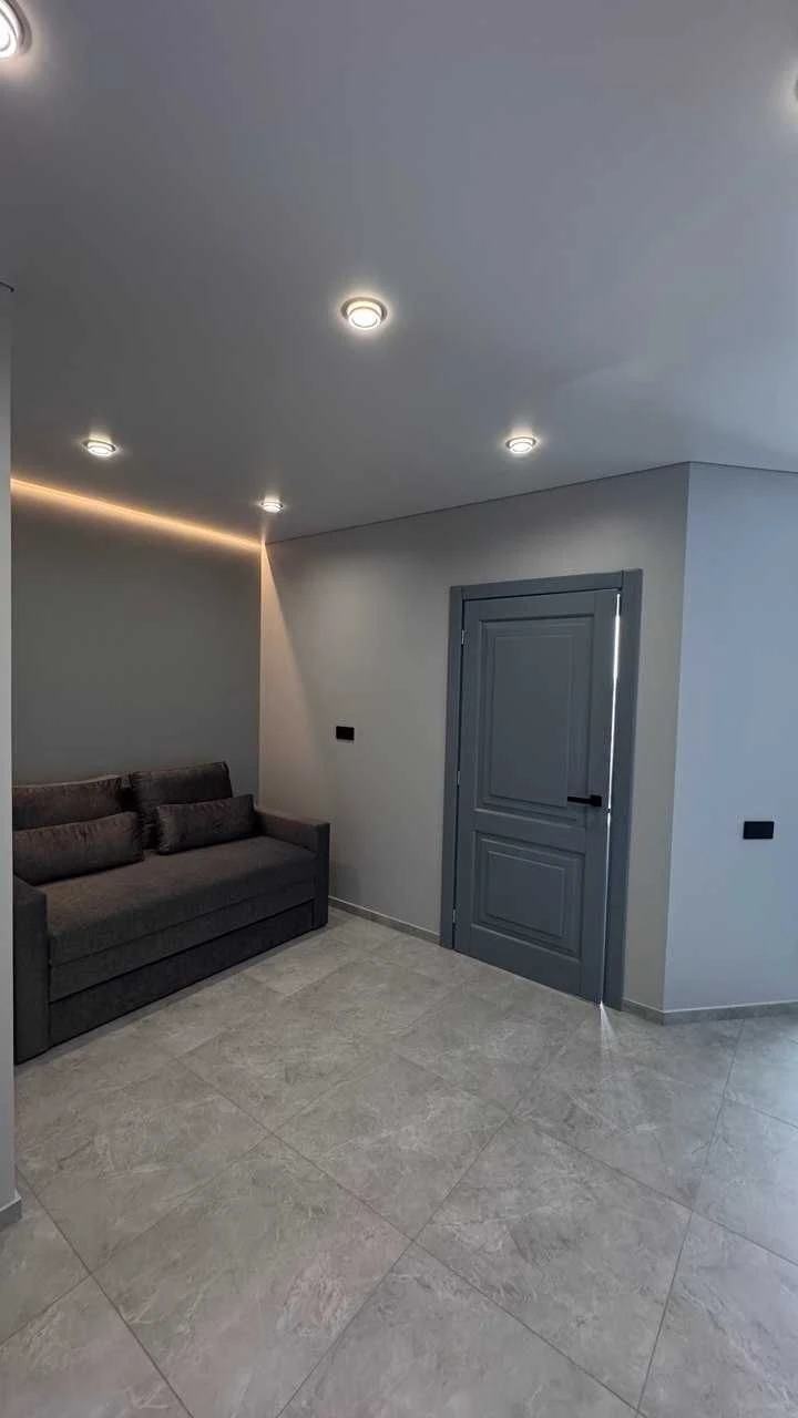 Sale of a one-bedroom apartment with a studio kitchen on вул. Роксо