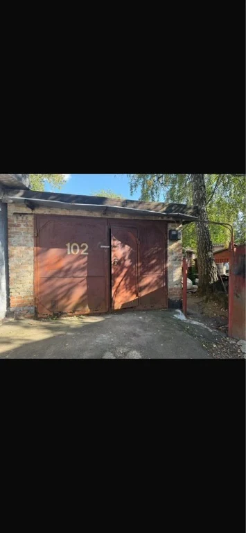 Garage in Lukʼyianivka.