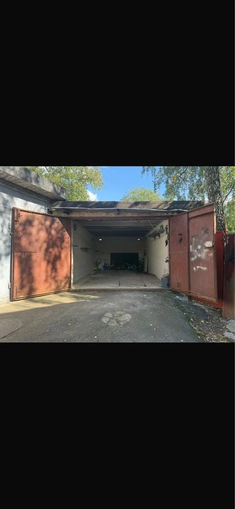 Garage in Lukʼyianivka.