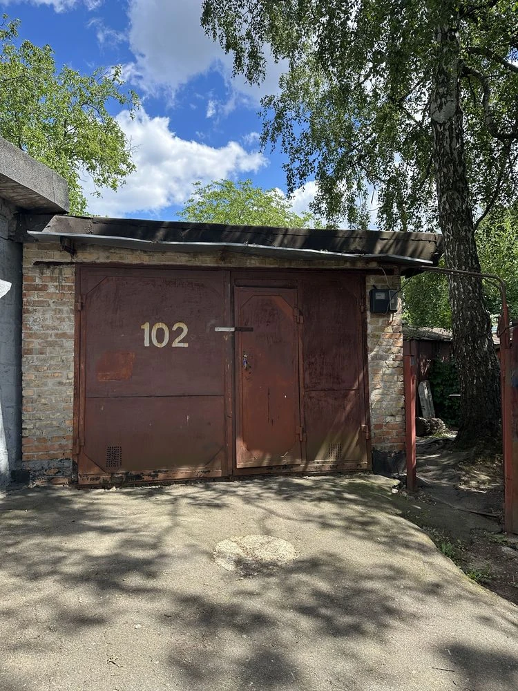 Garage in Lukʼyianivka.