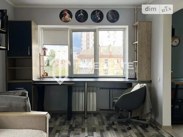 Продаж 1к квартири 32.5 кв. м на вул. Василя Вишиваного 2 •