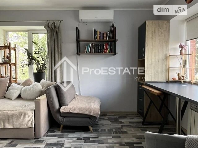 Продаж 1к квартири 32.5 кв. м на вул. Василя Вишиваного 2 •