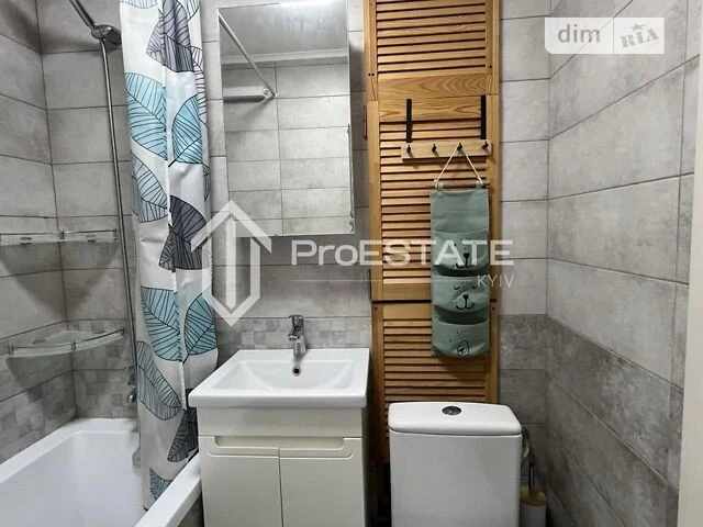 Продаж 1к квартири 32.5 кв. м на вул. Василя Вишиваного 2 •