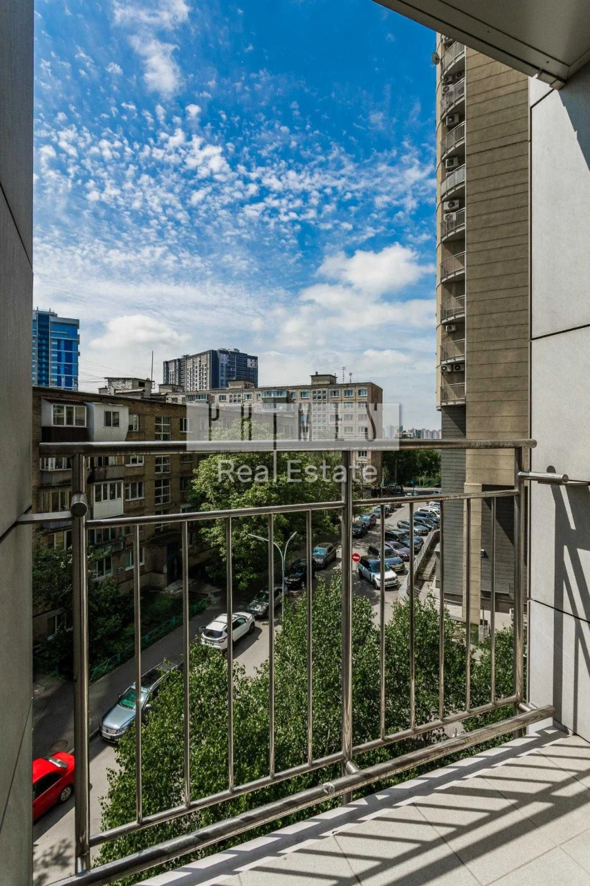 Sale of a 3-bedroom apartment in residential complex Busov Hill, Pecerск