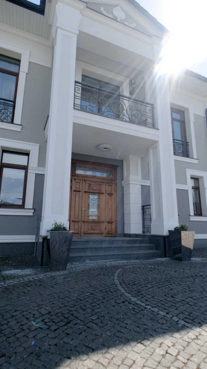 продаж преміального будинку з ремонтом, 30 сот. землі, гость
