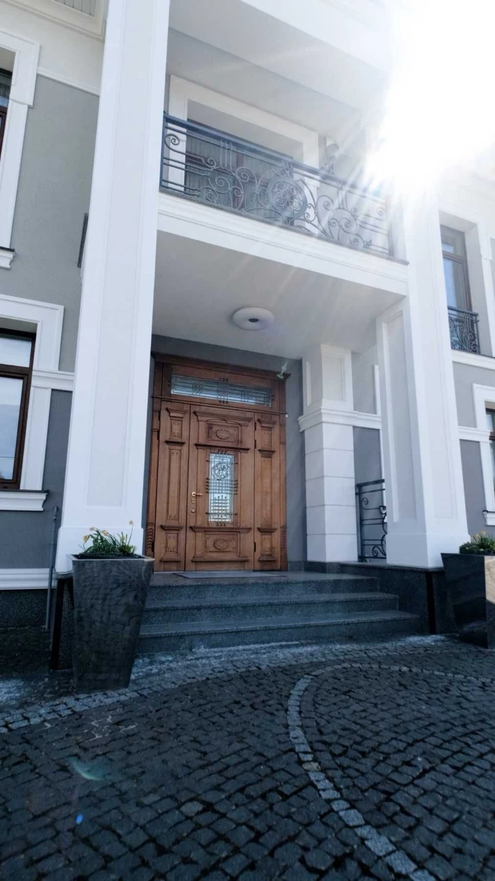 продаж преміального будинку з ремонтом, 30 сот. землі, гость