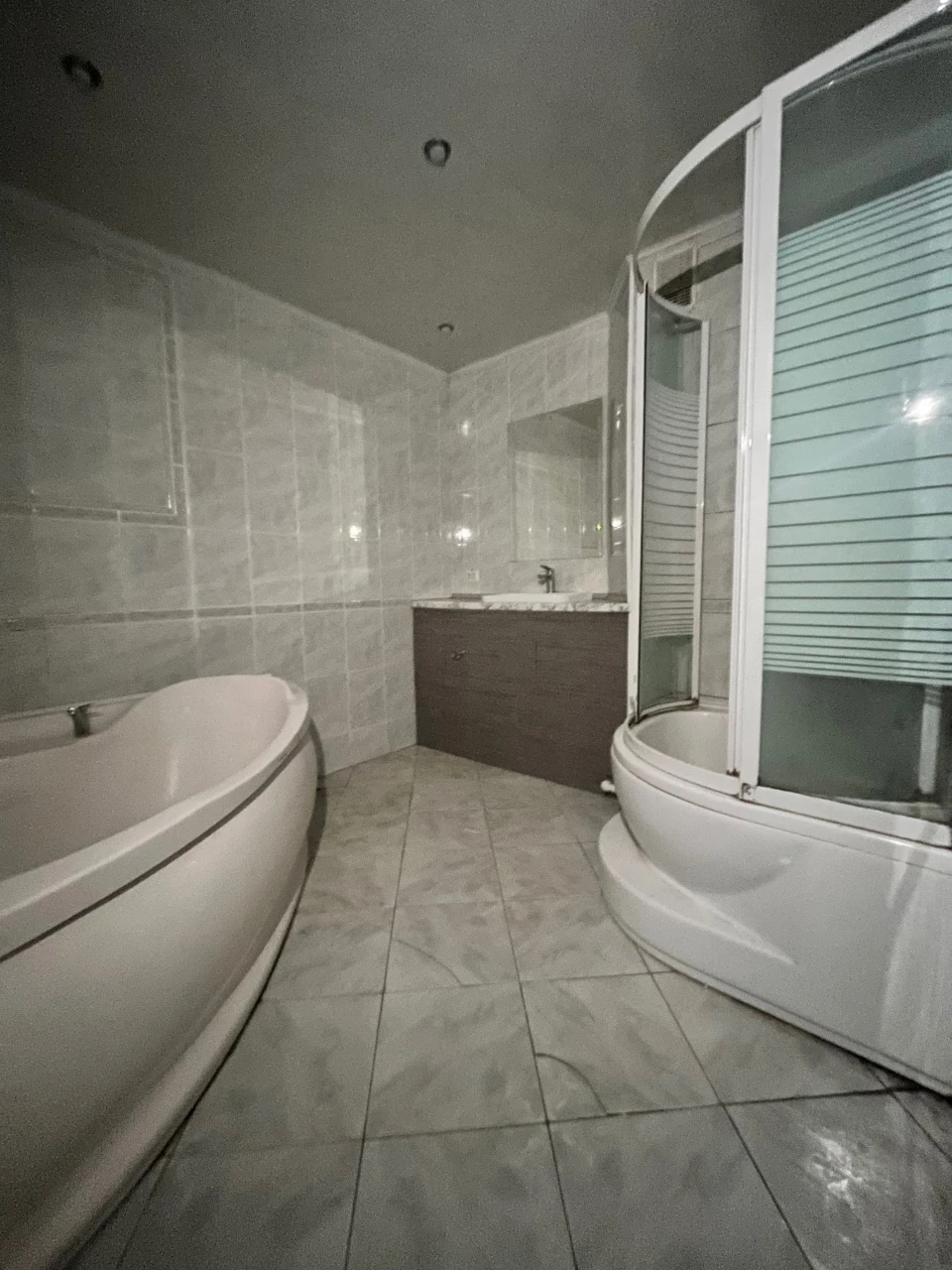 Sale of a 4-bedroom apartment