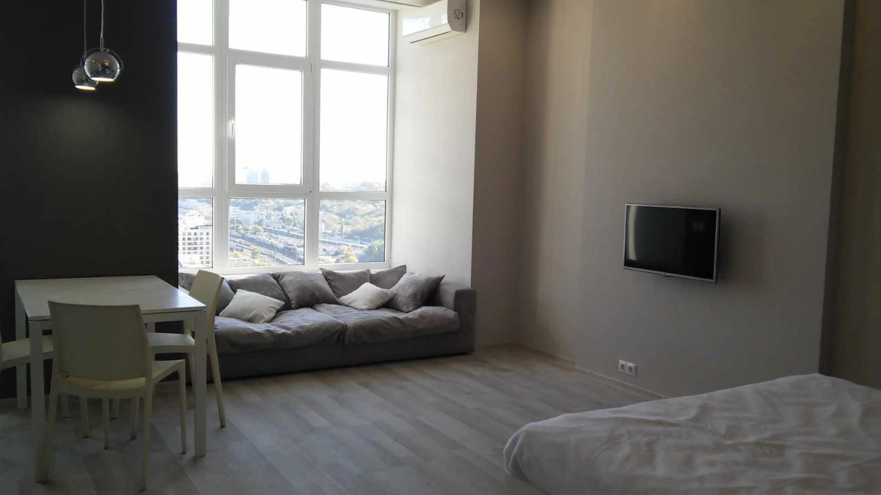 Rent 1-bedroom apartment 47 m², Zhilianska St., 118
