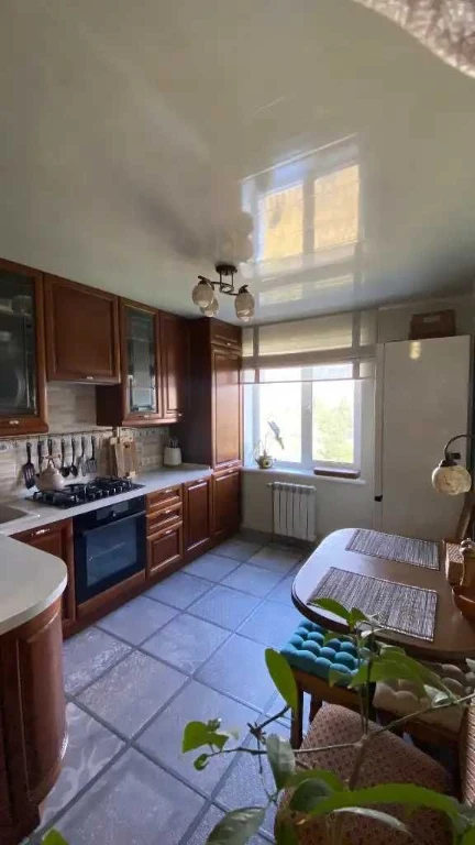 Stylish and very spacious 3-room apartment for sale in Pokrov