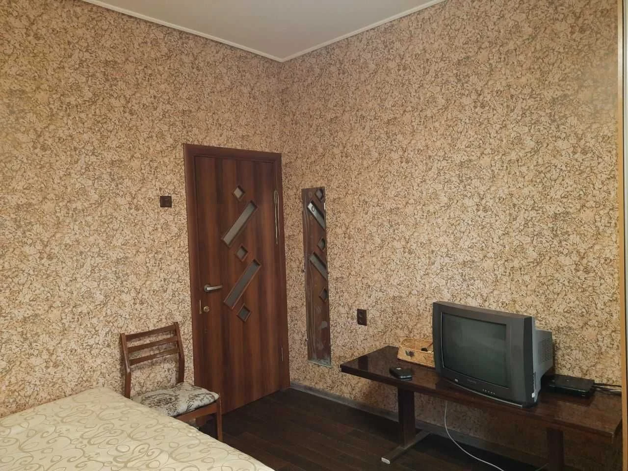 Selling 2-bedroom apartment with renovation, Artёma settlement, Kovtuna Street 10a, 1