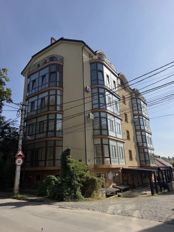 Sale of a two-story penthouse apartment, with a garden area